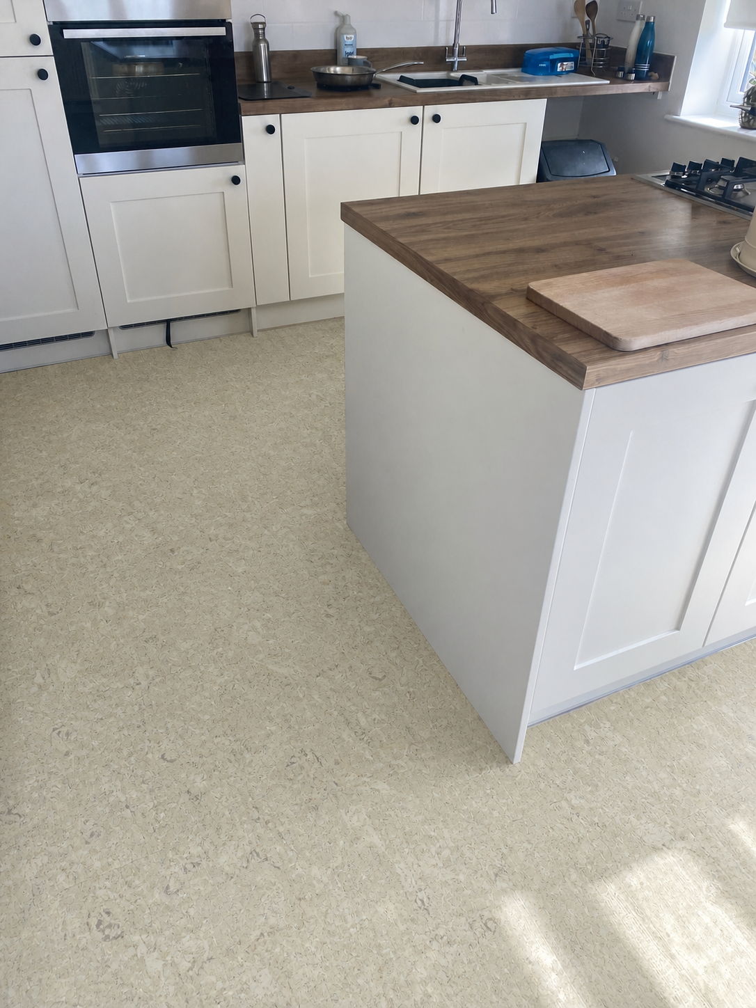 The exact same kitchen visualised with a pale natural cork floor